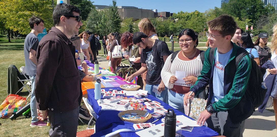 UIC Involvement Fair 2024: Italian instructor Giordano Mazza talks with UIC students about LCSL programs