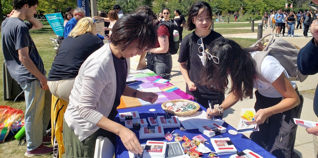 UIC Involvement Fair 2024: Japanese instructor Mika Obana Changet talks with UIC students about LCSL programs